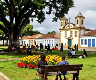 Descubra o Largo São João: O Coração de Avaré Descubra o Largo São João: O Coração de Avaré